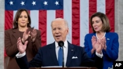 조 바이든(가운데) 미국 대통령이 1일 상ㆍ하원 합동회의에서 진행한 첫 국정연설 도중 카멀라 해리스(왼쪽) 부통령과 낸시 펠로시 하원의장이 기립박수하고 있다.