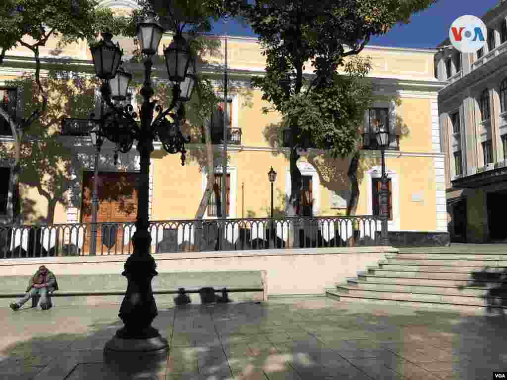 Vista de la Casa Amarilla desde la Plaza Bolívar, en el centro de Caracas. La edificación ha sido escenario de importantes acontecimientos de la historia de Venezuela y es Monumento Histórico Nacional. Febrero de 2022. Foto: Carolina Alcalde - VOA.&nbsp;