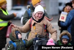 Žena sa decom beži od ruske invazije iz Ukrajine, na granici u Siretu, Rumunija, 28. februara 2022.