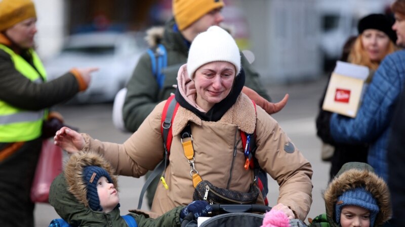 Evacuations dans l'Est de l'Ukraine où l'étau se resserre