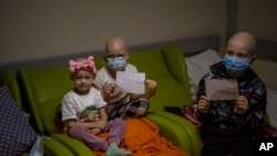 کییف ،یوکرین کے ایک زیر زمین ہسپتال میں ،جنگ زدہ بچے،مطالبہ کر رہے ہیں کہ جنگ ختم کرو
اے پی فوٹو