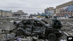 俄军轰炸乌克兰哈尔科夫市政厅后被炸成废墟的城市中心广场。（2022年3月1日）