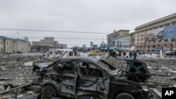 폭격이 진행된 우크라이나 제2 도시 하르키우(러시아명 하리코프) 시청 앞 광장에 1일 파괴된 차량과 시설물 잔해가 남아있다. 