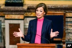 Foto Achiv: Gouvene eta Iowa Kim Reynolds.
