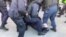 La policía antidisturbios en San Petersburgo arresta a manifestantes 