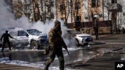 Binh sĩ Ukraine tiến vào các vị trí bên ngoài một cơ sở quân sự trên một con phố ở Kyiv, Ukraine, ngày 26 tháng 2 năm 2022.