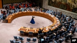 Các đại diện bỏ phiếu ủng hộ nghị quyết của Hội đồng Bảo an Liên hợp quốc về việc Nga xâm lược Ukraine, ngày 25 tháng 2 năm 2022 tại trụ sở Liên hợp quốc. (Ảnh AP / John Minchillo)