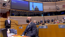 Президент України Володимир Зеленський на екрані під час відео звернення до Європейського парламенту 1 березня 2022 р.