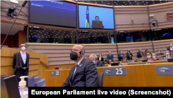 Президент України Володимир Зеленський на екрані під час відео звернення до Європейського парламенту 1 березня 2022 р.