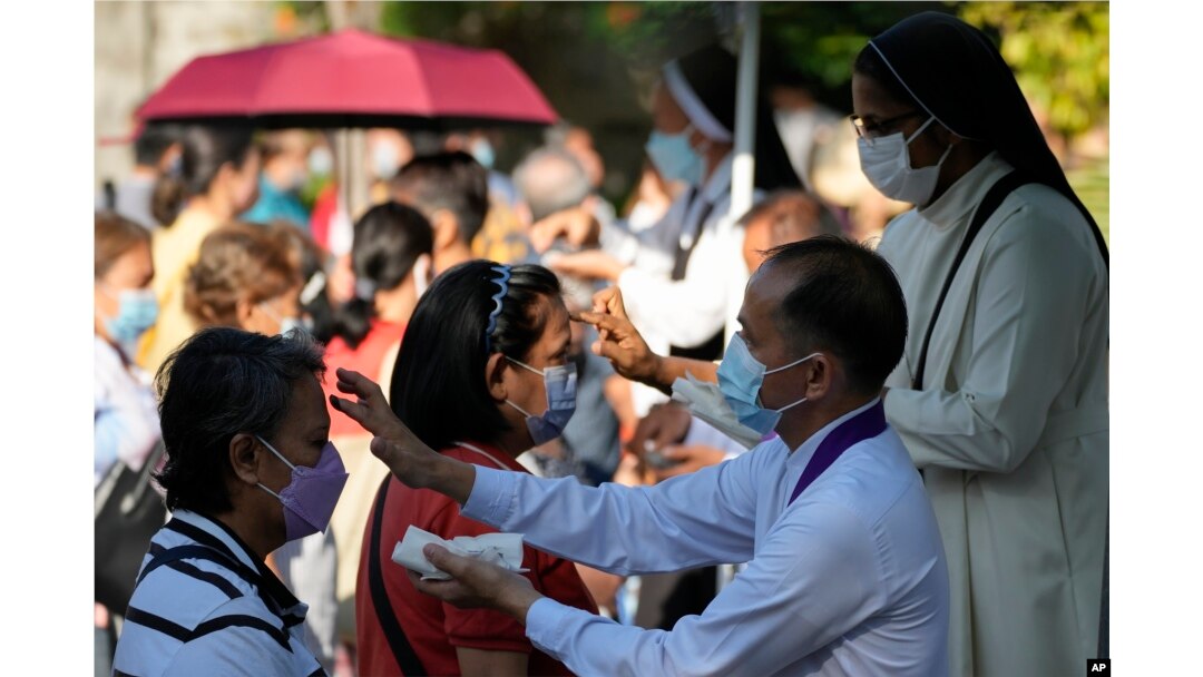 Antrean umat pada perayaan Hari Rabu Abu di Gereja Redemptorist di Manila, Filipina, 2 Maret 2022. (AP/Aaron Favila)