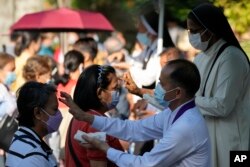 Antrean umat pada perayaan Hari Rabu Abu di Gereja Redemptorist di Manila, Filipina, 2 Maret 2022. (AP/Aaron Favila)