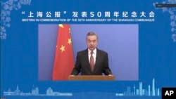 Menlu China Wang Yi menyampaikan pidato dalam forum yang menandai peringatan 50 tahun Komunike Shanghai di Shanghai, Senin, 28 Februari 2022. (Asosiasi Persahabatan Rakyat China dengan Negara Asing via AP)