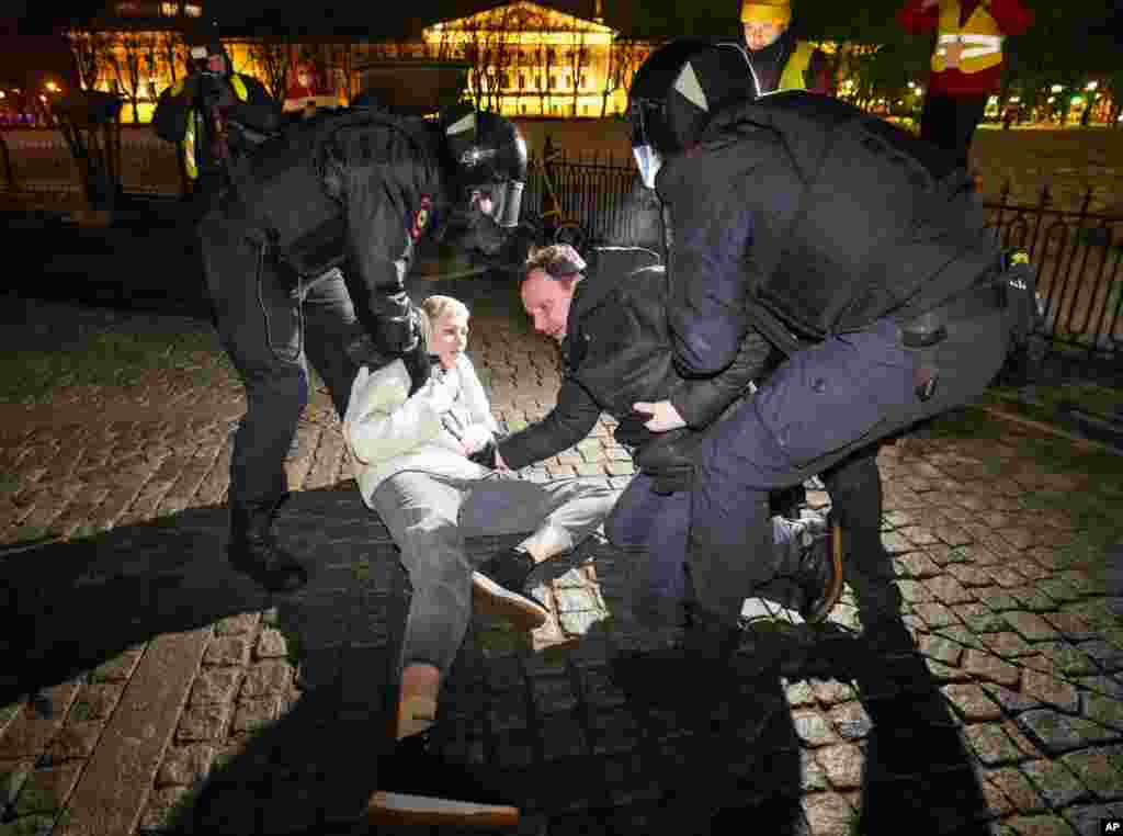 La policía detiene a manifestantes durante una protesta contra el ataque de Rusia a Ucrania, en San Petersburgo, Rusia, el lunes 28 de febrero de 2022. [Foto AP]