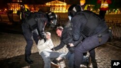 La police arrête des manifestants lors d'une protestation contre l'attaque de la Russie contre l'Ukraine à Saint-Pétersbourg, en Russie, lundi 28 février 2022.