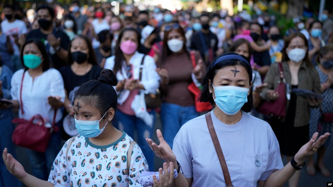 Umat mengikuti misa pada Hari Rabu Abu di luar Gereja Redemptorist, Manila, Filipina, 2 Maret 2022. (Foto AP/Aaron Favila)