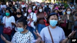 Umat mengikuti misa pada Hari Rabu Abu di luar Gereja Redemptorist, Manila, Filipina, 2 Maret 2022. (Foto AP/Aaron Favila)