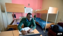 Kamal Umar Labavan, étudiant ghanéen en médecine, travaille dans sa chambre à l'Université de médecine en Ukraine, dans la ville orientale de Donetsk, le 5 décembre 2014. (Photo AFP/ ERIC FEFERBERG)