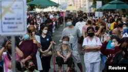 Masyarakat menghadiri misa Rabu Abu, di Gereja Baclaran, di Paranaque City, Metro Manila, Filipina, 2 Maret 2022. (Foto: REUTERS/Lisa Marie David)