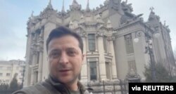 Başkenti terk etmeyi reddeden Volodimir Zelenski, Kiev sokaklarından Ukraynalılara seslendi