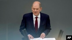 Almanya Başbakanı Olaf Scholz, Ukrayna'ya silah sevkiyatını yavaşlatmak, hatta kısmen engellemekle suçlanıyordu.