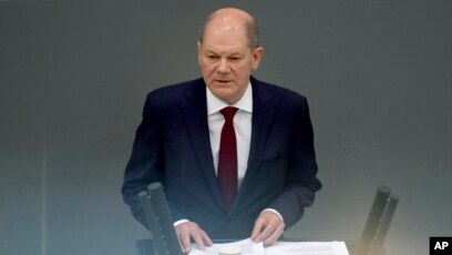 Kancelari gjerman Olaf Scholz mban një fjalim mbi sulmin rus ndaj Ukrainës gjatë një takimi të parlamentit federal gjerman, Berlin, 27 shkurt 2022. (AP Photo/Michael Sohn)