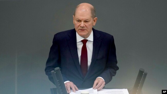 Kancelari gjerman Olaf Scholz mban një fjalim mbi sulmin rus ndaj Ukrainës gjatë një takimi të parlamentit federal gjerman, Berlin, 27 shkurt 2022. (AP Photo/Michael Sohn)