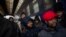 Wasu 'yan kasashen Afirka suna jira a kwashe su a filin jirgin kasa na Lviv yayin da rikicin Ukraine ya kazanta. (AP Photo/Bernat Armangue)n