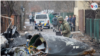 Un soldado del ejército de Ucrania inspecciona los fragmentos de un avión en Kiev.