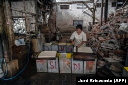 Pabrik tahu di Surabaya, Februari 2022, di tengah melonjaknya harga kedelai di dunia. (Foto: AFP/Juni Kriswanto)