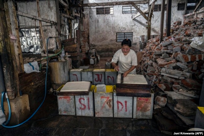 Pabrik tahu di Surabaya, Februari 2022, di tengah melonjaknya harga kedelai di dunia. (Foto: AFP/Juni Kriswanto)