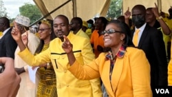 UNelson Chamisa labanye bakhe ... (Columbus Mavhunga/VOA)