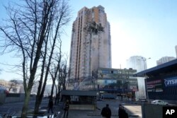 Một tòa nhà chung cư hư hại sau một vụ pháo kích nhắm vào Kyiv, Ukraine, ngày 26 tháng 2, 2022.