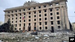 El edificio de la alcaldía de Járkov, en Ucrania, después de haber sido dañado por fuego de artillería rusa el martes 1 de marzo de 2022. Foto divulgada por los ervicios de Emergencia de Ucrania.