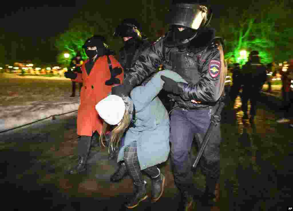 La policía detiene a manifestantes durante una protesta contra el ataque de Rusia a Ucrania, en San Petersburgo, Rusia, el lunes 28 de febrero de 2022. [Foto AP]