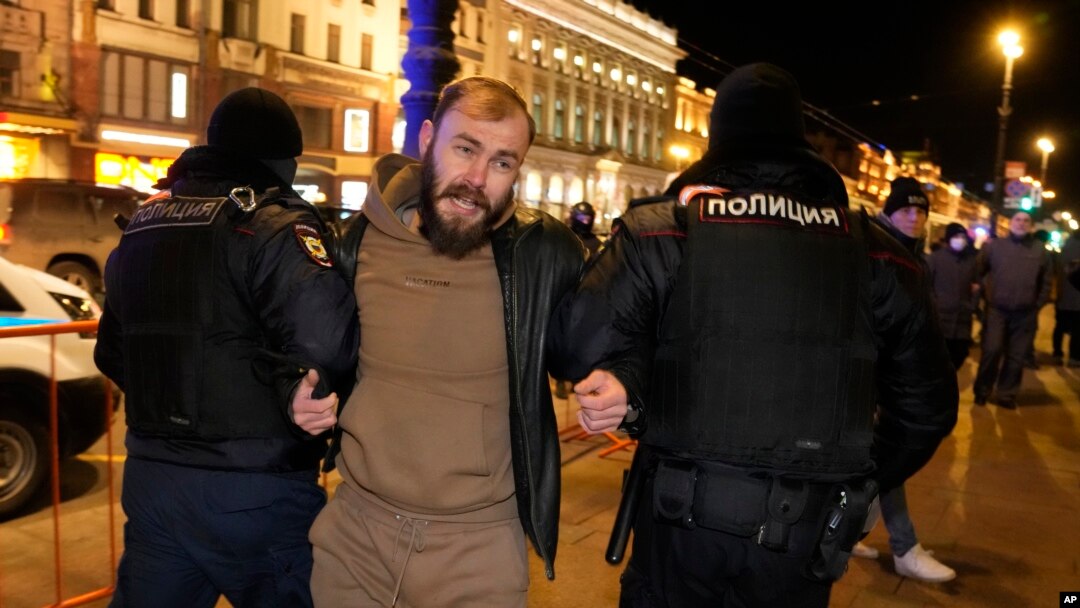 Policija privodi demonstranta za vreme protesta zbog ruskog napada na Ukrajinu u Sankt Peterburgu, 26. februara 2022. 