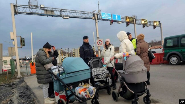Autoritetet polake duke ndihmuar refugjatët që mbërrijnë nga Ukraina (26 shkurt 2022)
