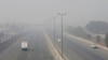 Kendaraan melaju di jalan raya saat kabut asap menyelimuti kawasan Lahore, Pakistan, Rabu, 11 November 2020. (Foto: AP)