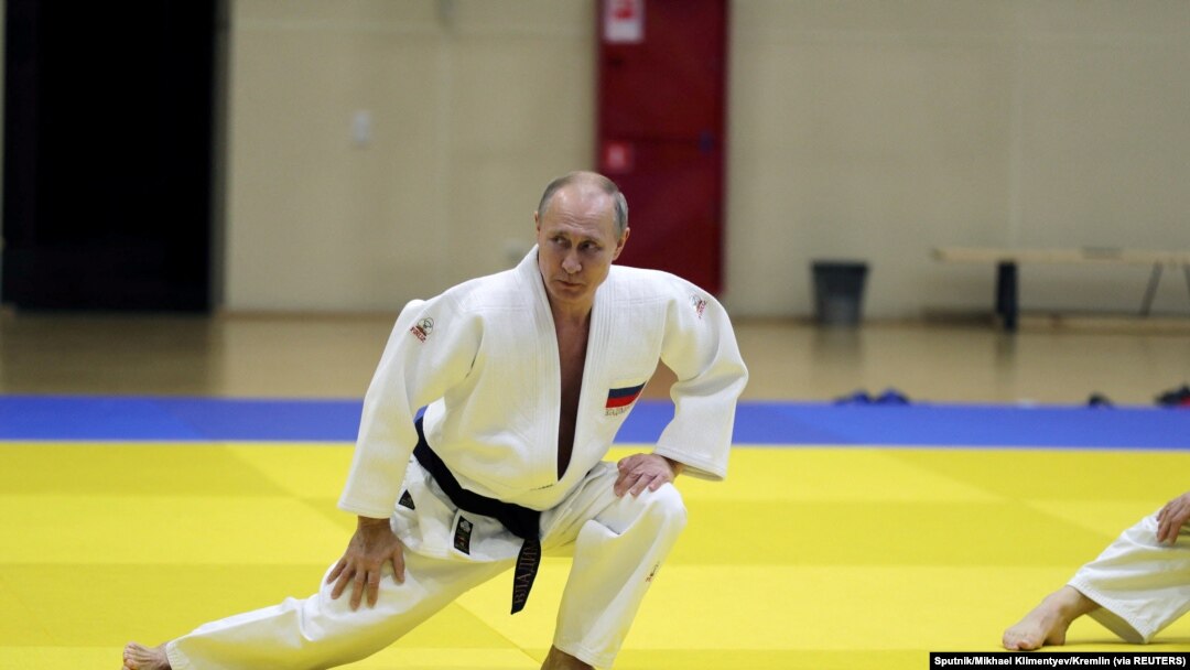 Presiden Rusia Vladimir Putin menghadiri sesi latihan judo di kompleks olahraga dan pelatihan Yug-Sport di resor laut Hitam Sochi, Rusia, 14 Februari 2019. (Foto: Sputnik/Mikhael Klimentyev/Kremlin via REUTERS)