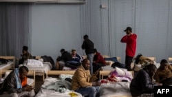 Arquivo - Estudantes africanos que estavam na Ucrânia num abrigo temporário no pavilhão desportivo de Przemysl, Polónia, Fev. 28, 2022.