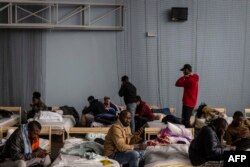 Pelajar Afrika yang belajar di Ukraina berada di gedung olahraga di Przemysl, Polandia timur, 28 Februari 2022. (Foto: AFP)