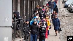 지난달 22일 러시아 상트페테르부르크 시내에서 달러와 유로화를 출금하려는 주민들이 줄지어 대기하고 있다. (자료사진)