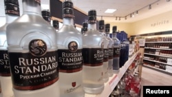 Rượu vodka của Nga được bày bán trong một cửa hàng ở Ottawa, Ontario, Canada, vào ngày 25/2/2022. Các cửa hàng ở Canada hiện đang loại bỏ vodka và các loại thức uống có cồn khác ra khỏi kệ hàng của họ.