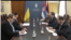Ministar spoljnih poslova Srbije Nikola Selaković tokom sastanka sa ukrajinskim ambasadorom Oleksandrom Aleksandrovičem, u Beogradu, 26. februara 2022. (Foto: YouTube stranica MSP Srbije, skrinšot)