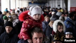 Foto del el 1 de marzo de 2022 en donde la gente espera para abordar un tren de evacuación de Kiev a Leópolis en la estación central de trenes de Kiev tras la invasión rusa de Ucrania.