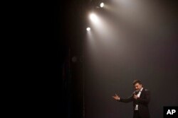រូបឯកសារ៖ លោក Volodymyr Zelenskyy កាលពីលោកជាតារាសម្តែងភាពយន្តនិងកំប្លែង និងកំពុងឈរឈ្មោះជាបេក្ខជនប្រធានាធិបតី កំពុងសម្តែងលើឆាកមួយ នៅតំបន់ Brovary ក្បែរទីក្រុងកៀវ ប្រទេសអ៊ុយក្រែន កាលពីថ្ងៃទី ២៩ ខែមីនា ឆ្នាំ ២០១៩។