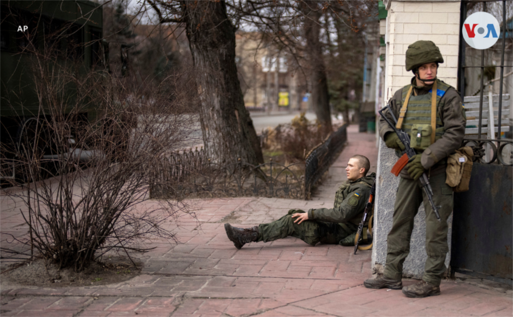 Un soldado resultó herido en medio del fuego cruzado entre rusos y ucranianos en la capital, Kiev.