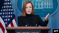 La secretaria de prensa de la Casa Blanca, Jen Psaki, realiza una conferencia de prensa en la que ofrece detalles sobre la crisis en Ucrania el 25 de febrero de 2022 en Washington DC.