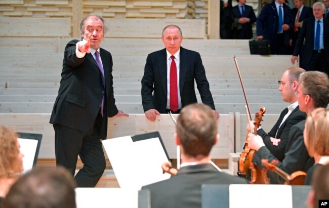 گرگی‌یف مدیر موسیقی تئاتر ماریینسکی سن پیترزبورگ روسیه و ولادمیر پوتین