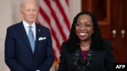 Thẩm phán Ketanji Brown Jackson, cùng với Tổng hệ thống Joe Biden, phát biểu sau khi bà được đề cử làm thẩm phán Tòa án Tối cao Hoa Kỳ, tại Nhà Trắng ở Washington, ngày 25 tháng 2, 2022. 