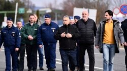 El primer ministro húngaro, Viktor Orban, visita las estaciones fronterizas con Ucrania en Beregsurany, Hungría. (Foto AP/Anna Szilagyi)